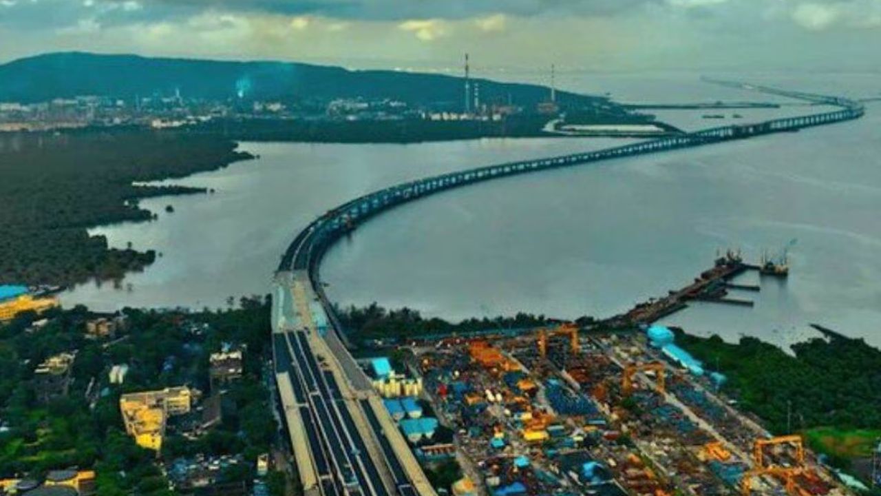  371 चौरस किलोमीटर क्षेत्रापर्यंत तिसऱ्या मुंबईचा विस्तार होणार आहे. यामध्ये  ठाणे, पालघर आणि रायगड जिल्ह्यांमधील गावांचा समावेश करण्यात आलेला आहे. मल्टिमॉडेल कॉरिडोर, डेडिकेटेड फ्रेट कॉरिडोर, आंतरराष्ट्रीय विमानतळ आणि सागरी महामार्ग त्याचबरोबर रेल्वेचं जाळं विस्तारलं जाणार आहे. 