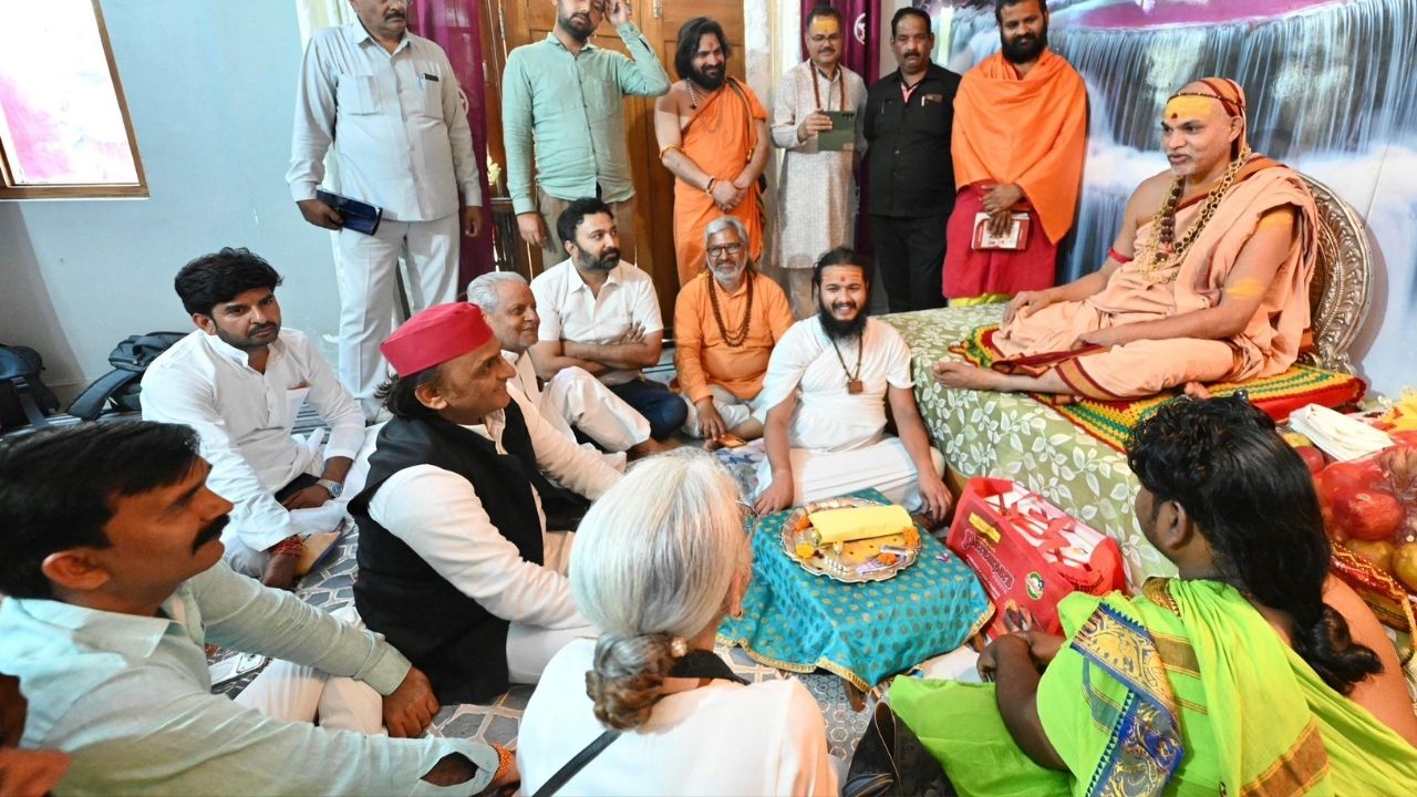 अखिलेश यादवांनी घेतली शंकराचार्य अविमुक्तेश्वरानंद सरस्वती यांची भेट; राजकीय वर्तुळात चर्चांना उधाण