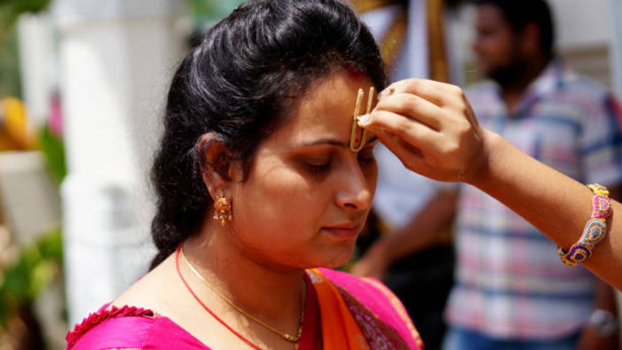 Astro Tips: कपाळावर ‘U’ आकाराचा टिळक का लावतात? काय आहे यामागील धार्मिक महत्त्व जाणून घ्या