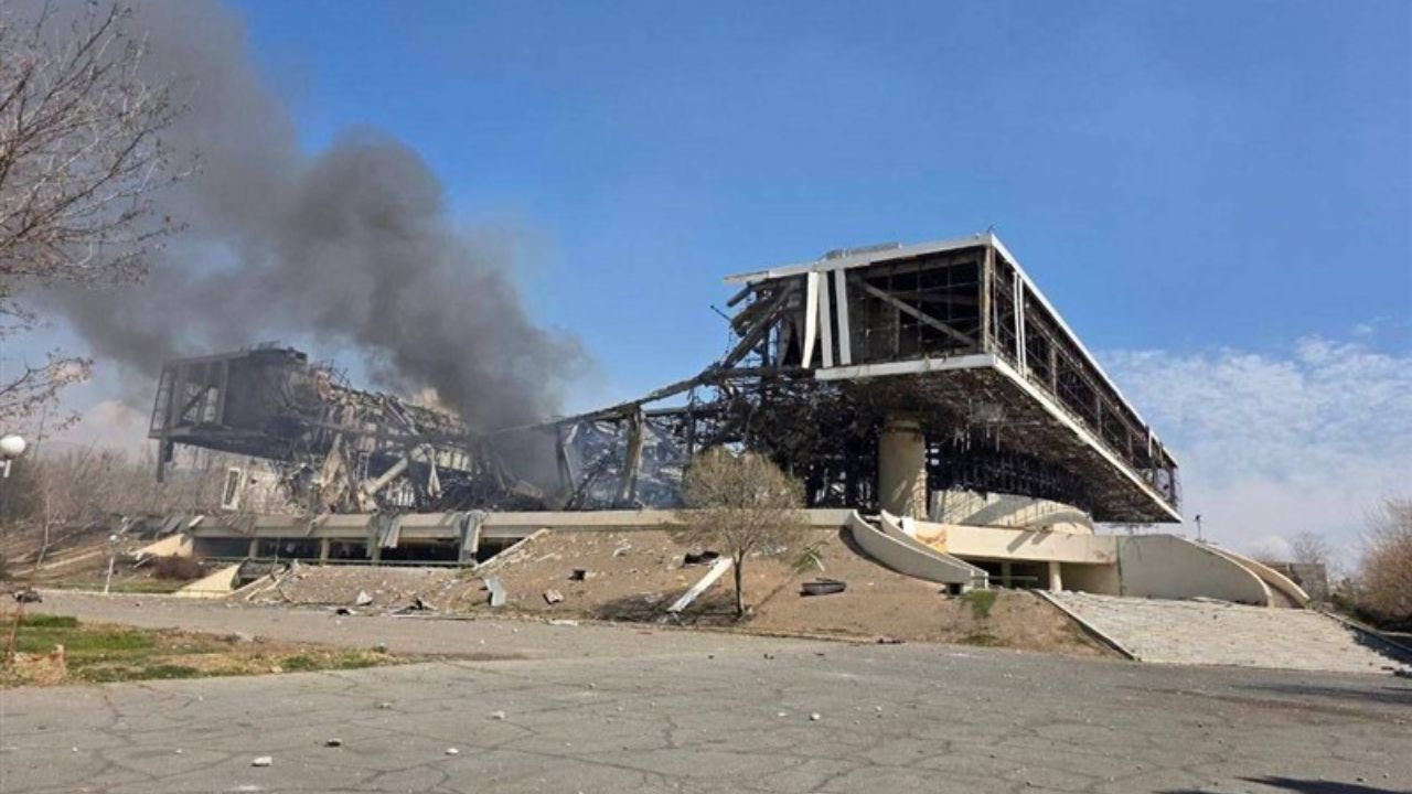 worldwar3: ट्रम्प यांचा ‘Plan B’ सक्रिय! ‘विनाशकारी हल्ल्यात’ इराणचे ‘Azadi Sports Complex’ उद्ध्वस्त; 12000 सीट्सचा इनडोअर अरेना