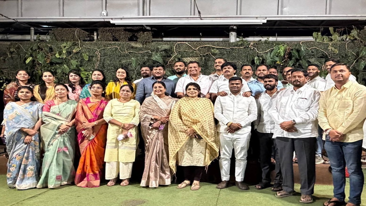 Maharashtra politics : भाजपची ‘सेफ गेम’ रणनीती; सदस्य सहलीवर, सत्ता समीकरणांवर सस्पेन्स कायम