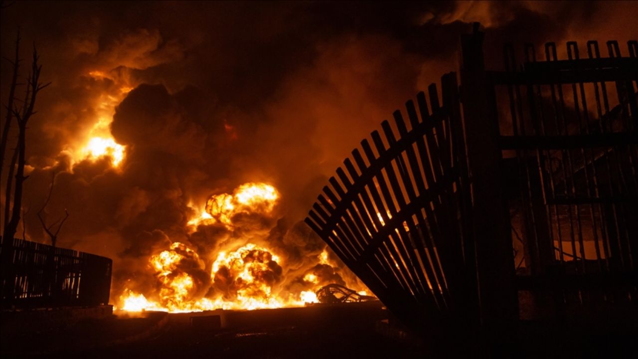 Oil Spill: जगावर इंधन संकट! इराणने पार केल्या सर्व मर्यादा; इराकच्या हद्दीत घुसून अमेरिकन जहाजांवर स्फोटकांचा पाऊस, VIDEO VIRAL