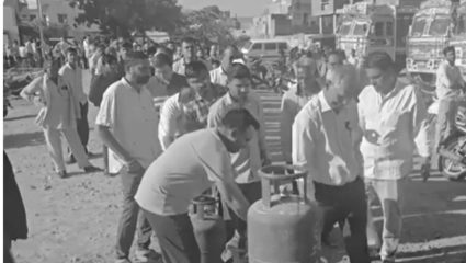 Buldhana : LPG गॅस सिलेंडर साठी सकाळी चार वाजेपासूनच लागतात रांगा