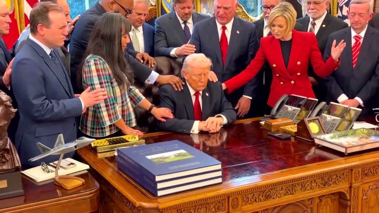 ट्रम्प यांचा इराणविरुद्ध ‘धर्मयुद्ध प्लॅन’? ओव्हल ऑफिसमधील ‘त्या’ प्रार्थनेने जगात खळबळ, नेमकं काय घडलं?