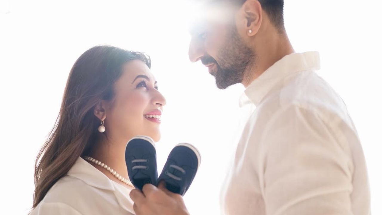 दिव्यांका त्रिपाठी पांढऱ्या ड्रेसमध्ये आपले बेबी बंप फ्लॉन्ट करताना दिसली आहे. तिने आपला लूक साधा ठेवला होता. अभिनेत्रीने वेव्ही हेअरस्टाईलसोबत मॅचिंग मोत्याचे कानातले आणि नेकलेस देखील घातला आहे. विवेक दहियानेही पांढरा शर्ट आणि पँट परिधान करून पत्नीसोबत ट्विनिंग केले आहे.