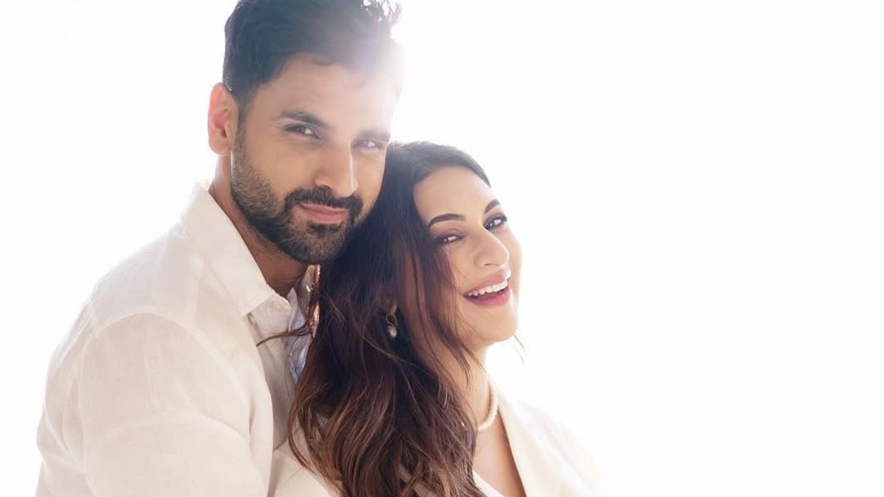 दिव्यांका त्रिपाठी बऱ्याच काळापासून मोठ्या पडद्यापासून दूर आहे. ती काही काळापासून प्रसिद्धीपासूनही दूर राहत आहे. तिची प्रसूती जून महिन्याच्या मध्यात अपेक्षित आहे. दरम्यान, तिच्या मॅटर्निटी फोटोशूटने सर्वांची मने जिंकली आहेत.