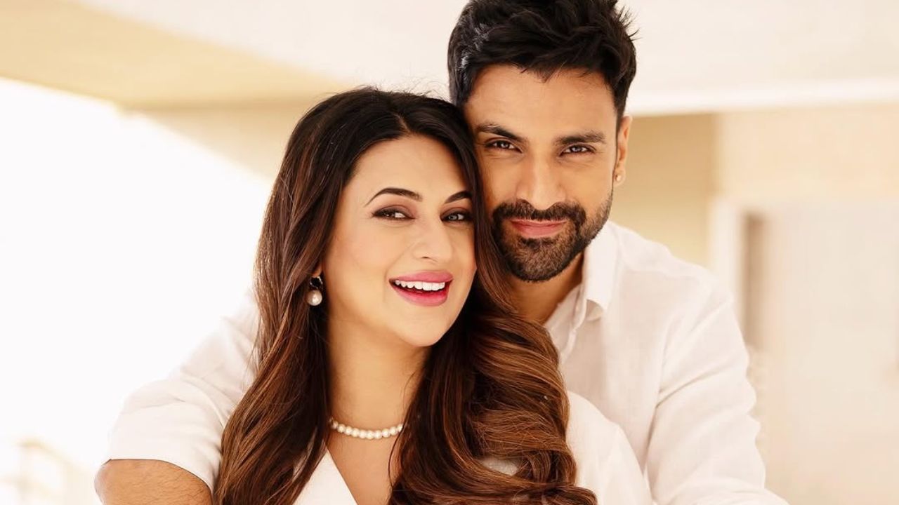 दिव्यांका त्रिपाठीने तिच्या प्रेग्नन्सीची बातमी जवळपास सहा महिने गुप्त ठेवली होती. फोटो शेअर करण्यापूर्वीच या जोडप्यानी सांगितले होते की, लग्नाच्या १० वर्षांनंतर त्यांनी हे नियोजन केलेले सुरळीत पार पडले आहे. तसेच, या लहान पाहुण्याच्या आगमनाने त्यांच्या कुटुंबीयांना खूप आनंद झाला आहे.