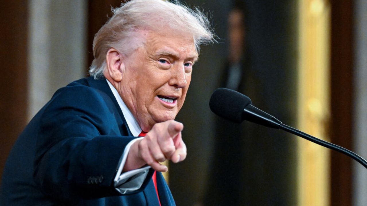 US Iran Conflict : खामेनेईंच्या मृत्यूनंतर आनंद व्यक्त करत Trump यांचा इराणला इशारा, संपूर्ण जगभरात खळबळ