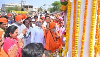 कराडमध्ये शंभूतीर्थवर उभारला 90 फुटी भगवा ध्वज; गुढी पाडव्याच्या मुहूर्तावर…