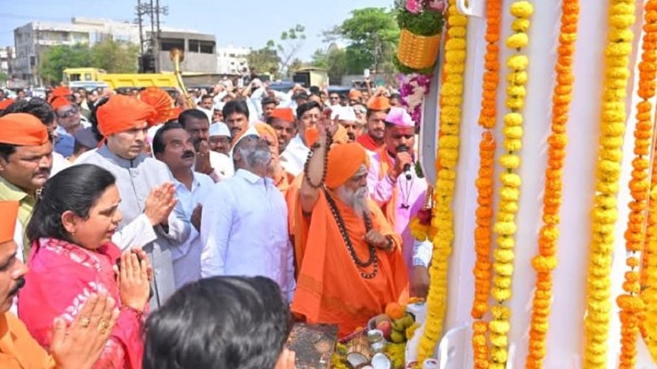 कराडमध्ये शंभूतीर्थवर उभारला 90 फुटी भगवा ध्वज; गुढी पाडव्याच्या मुहूर्तावर…