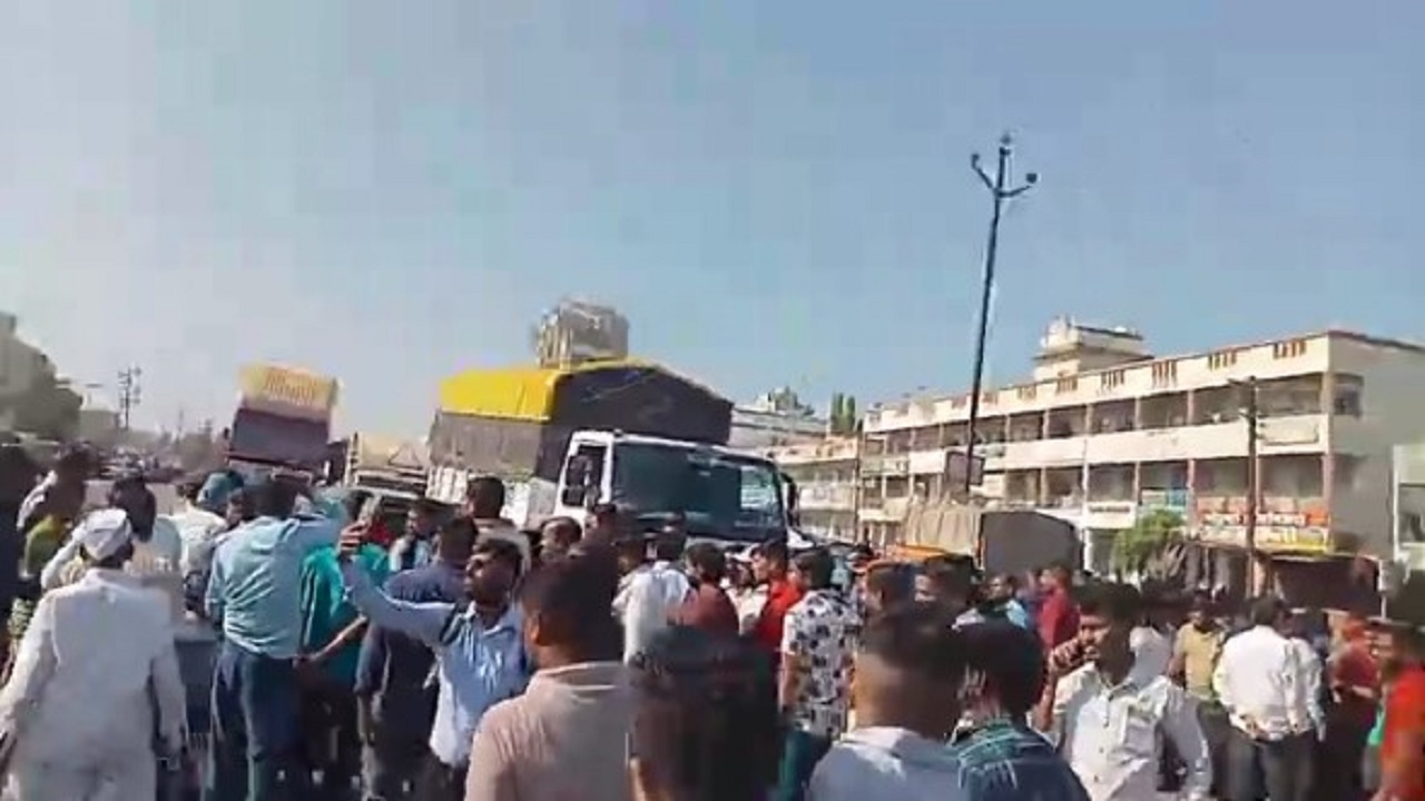 गॅस तुटवड्यावरून जनता आक्रमक; संतप्त नागरिकांनी पुणे-नाशिक महामार्गच रोखला