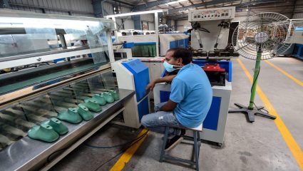 LPG Crisis : गॅसतुटवड्यामुळे उद्योगांची चाके रुतली, सिलिंडर मिळत नसल्याने अनेक उद्योग बंद; हजारो कामगारांवर बेरोजगारीची कुऱ्हाड