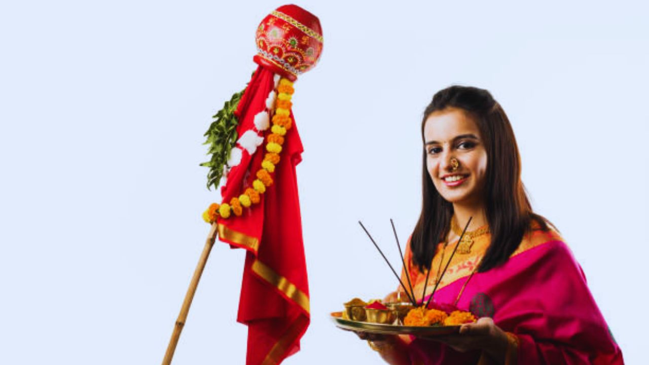 Gudi Padwa 2026: यंदा गुढीला कोणत्या रंगाची साडी नेसवावी? काय आहे या सणाचं महत्त्व आणि शास्त्रोक्त पद्धत