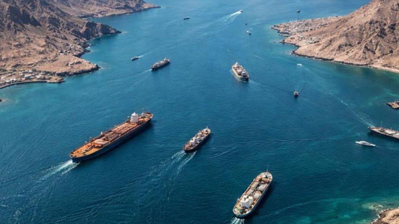 Hormuz Strait crisis: भारतीयांसाठी आनंदाची बातमी! IRGC कडून मंजुरी मिळताच ‘या’ २ जहाजांना मिळाली परवानगी; LPG टंचाई होणार कमी? 