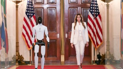 व्हाईट हाऊसमध्ये रोबोटची एन्ट्री! मेलानिया ट्रम्प यांच्यासोबत रेड कार्पेट वॉक, VIDEO VIRAL