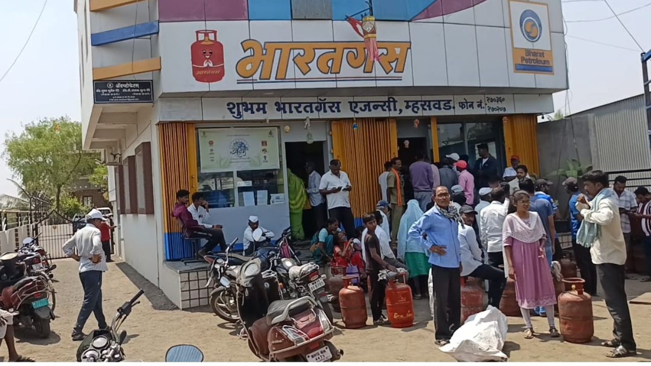 LPG Gas : युद्धाचा सातारकरांना बसला फटका; एजन्सीबाहेर ग्राहकांच्या गॅससाठी भल्यामोठ्या रांगा