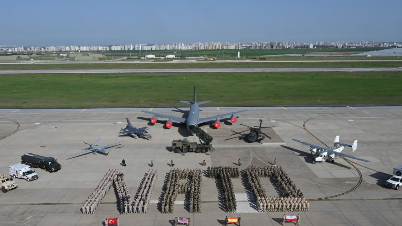 Incirlik Air Base : तुर्की थरारलं! इराणच्या क्षेपणास्त्रांनी नाटो तळाला केलं टार्गेट; पहा आकाशातील ‘तो’ थरार, VIDEO VIRAL