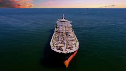 भारतासाठी दिलासा! होर्मुझच्या ‘डेथ झोन’मधून दोन तेलवाहू जहाजांची सुरक्षित सुटका; नौदलाकडून कडेकोट सुरक्षा