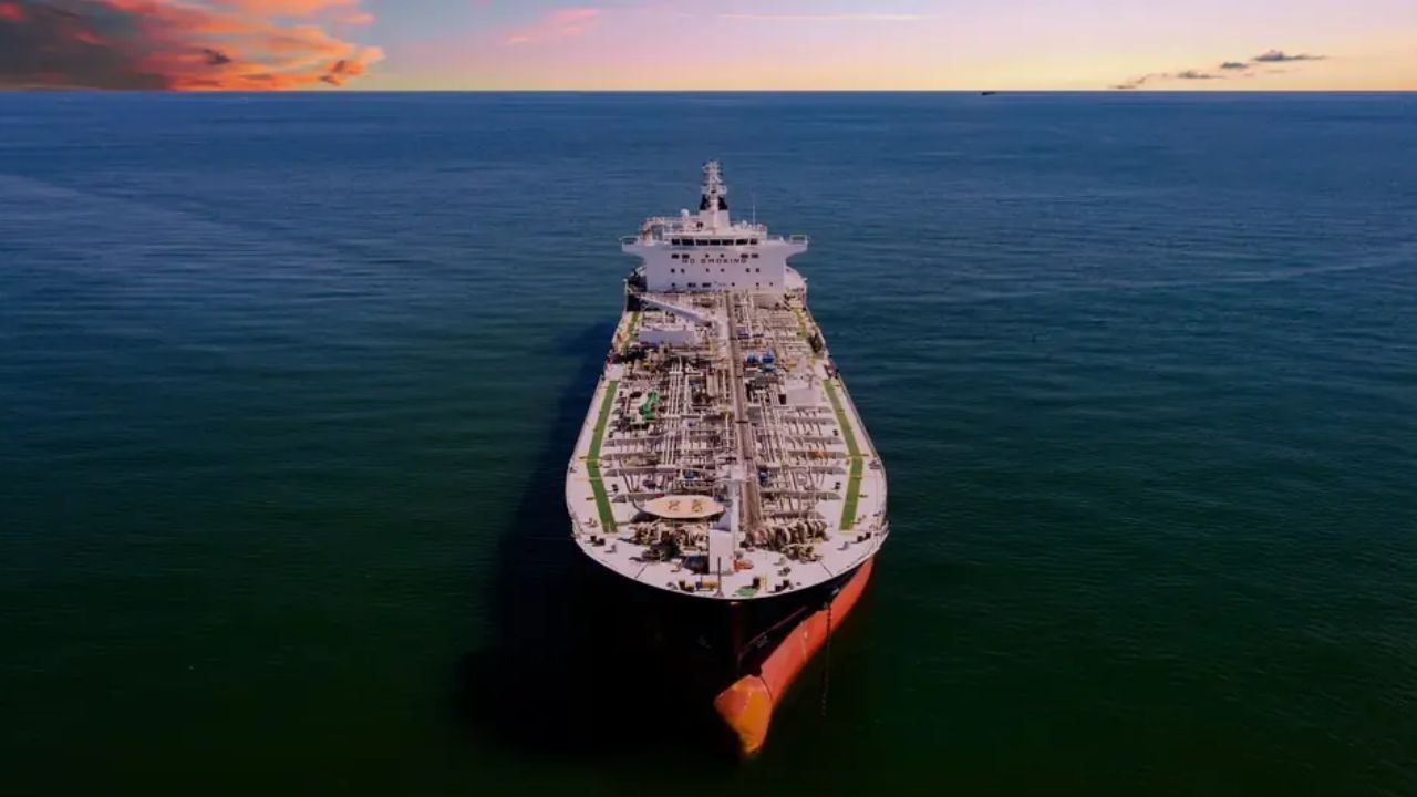 भारतासाठी दिलासा! होर्मुझच्या ‘डेथ झोन’मधून दोन तेलवाहू जहाजांची सुरक्षित सुटका; नौदलाकडून कडेकोट सुरक्षा