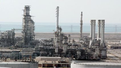 Iran Israel War : ज्याची भीती होती तेच झालं! महागाईला निमित्त…; सौदी अरेबियाच्या सर्वात मोठ्या तेल कंपनीने थांबवले उत्पादन