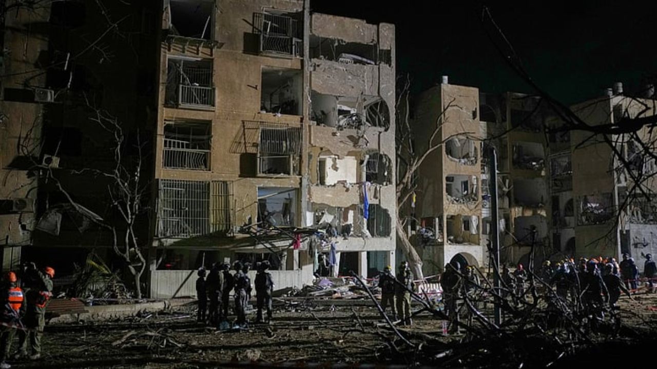 War Alert: इराणचा ‘लिटल इंडिया’वर वार! युद्धाच्या आगीत होरपळला इस्रायली भारतीय समाज; पाहा काळजाचा ठोका चुकवणारे ‘हे’ 5 VIDEO