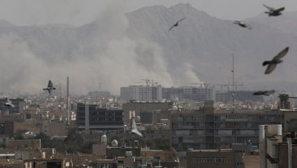 US Iran War : जीव वाचवायचा असेल तर…; इराणचा अमेरिकी-इस्रायली कंपनीत काम करणाऱ्या नागरिकांना इशारा 