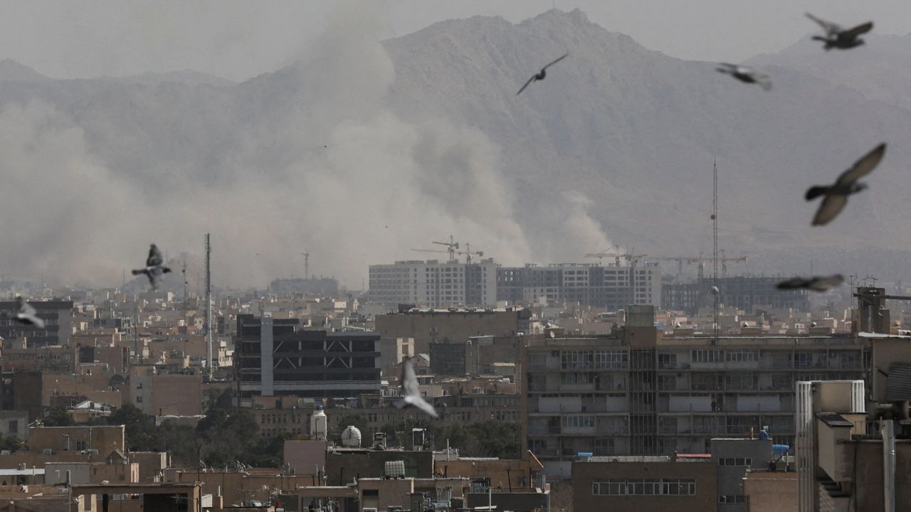 US Iran War : जीव वाचवायचा असेल तर…; इराणचा अमेरिकी-इस्रायली कंपनीत काम करणाऱ्या नागरिकांना इशारा 