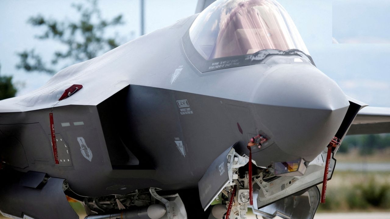 US Iran War : अमेरिकेला कोटींचा फटका! इराणने पाडले सर्वात शक्तिशाली F-15 फायटर जेट; पहा थरारक VIDEO