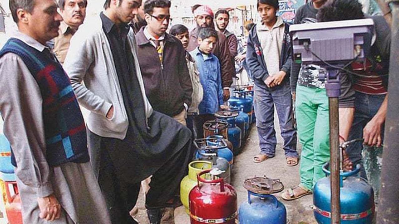 LPG Price Hike : कराचीमध्ये गॅस टंचाई, 15 तासांचा अघोषित वीजपुरवठा खंडित; रमजानमध्ये जनतेवर उपासमारीची वेळ