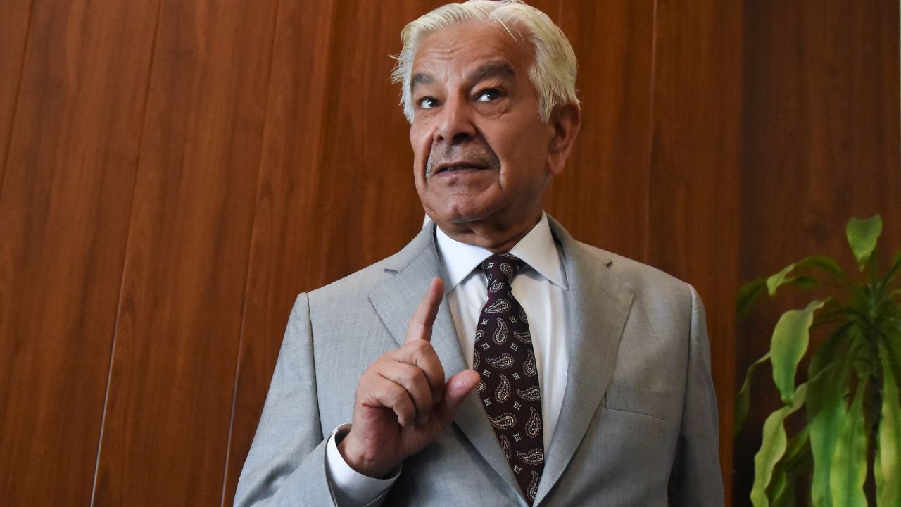 ‘युद्ध नको, तेल…’ पाक संरक्षण मंत्री Khawaja Asif यांनी USच्या ‘शांती’ नाटकाची उडवली खिल्ली; इराणने 15-कलमी योजना फेटाळली