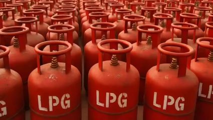 गॅस सिलिंडरच्या टंचाईने नांदेडकर त्रस्त; अधिवेशनात लोकप्रतिनिधींचे मार्ग काढण्याचा प्रयत्न