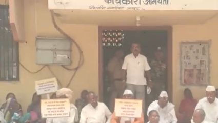 Latur News : अधिकारी फोन उचलत नाहीत! लातूरमध्ये सोयी-सुविधांसाठी ग्रामस्थांचा संताप