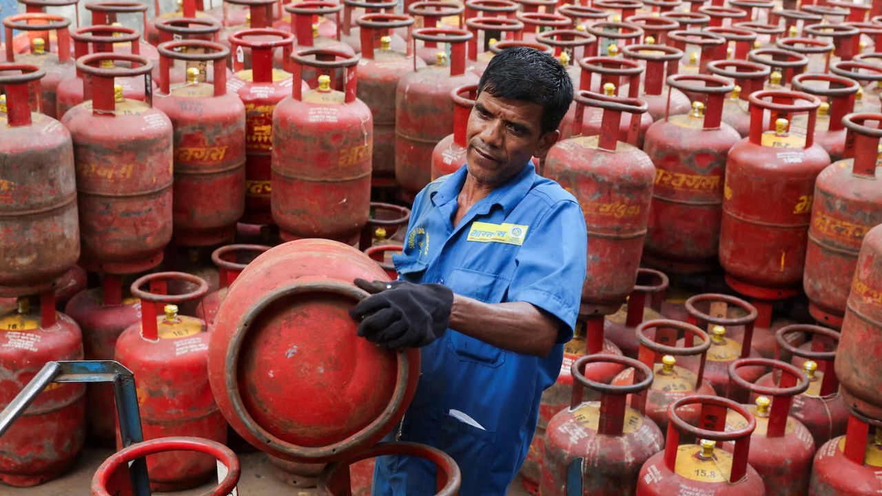 Maharashtra Politics : देशात एक आठवड्याचाही साठा शिल्लक नाही; LPG गॅसबाबत बड्या नेत्याच्या दाव्याने उडाली खळबळ