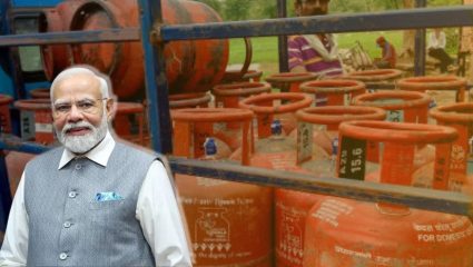 Maharashtra Politics : “नमो नमो अन् जय श्रीराम म्हणा, गॅस आपल्या दारात; LPG गॅस तुटवड्यावरुन विरोधकांची बोचरी टीका