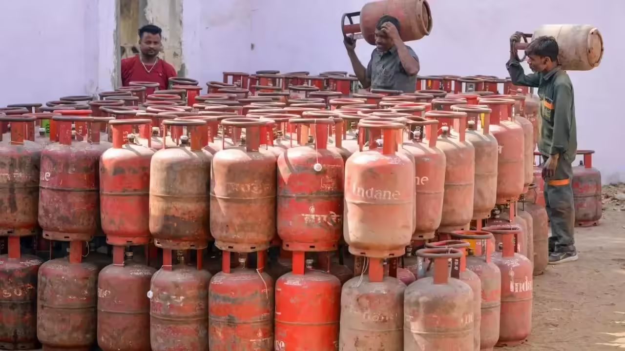 LPG Price Today: घरगुती सिलेंडर किमतीत ६० रुपयांची वाढ; जाणून घ्या तुमच्या शहरातील LPGच्या किमती