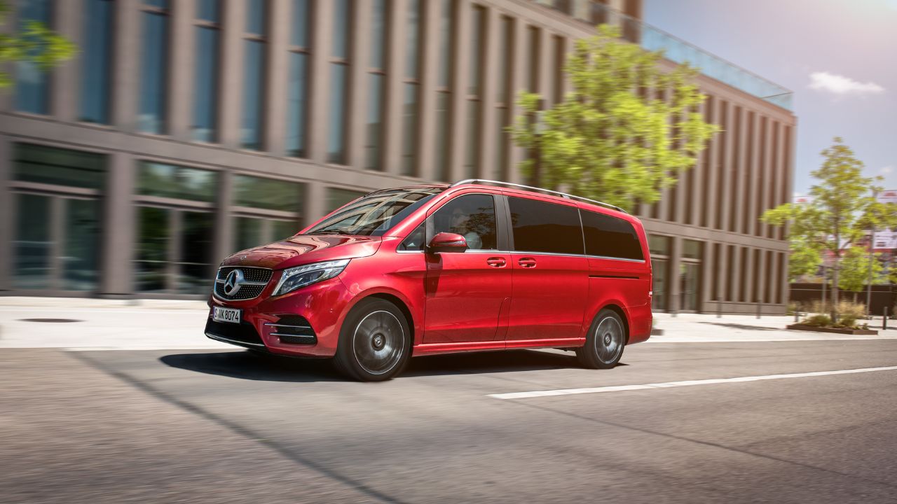 रस्त्यावर आता या लक्झरी कारचा जलवा! Mercedes‑Benz V‑Class झाली लाँच; बुकिंगसाठी भरावे लागणार तब्बल 5 लाख रुपये