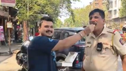 Mumbai :  मदतीबद्दल व्यक्त केली कृतज्ञता;  मिठाई भरवून वाहतूक पोलिसांचे मानले आभार