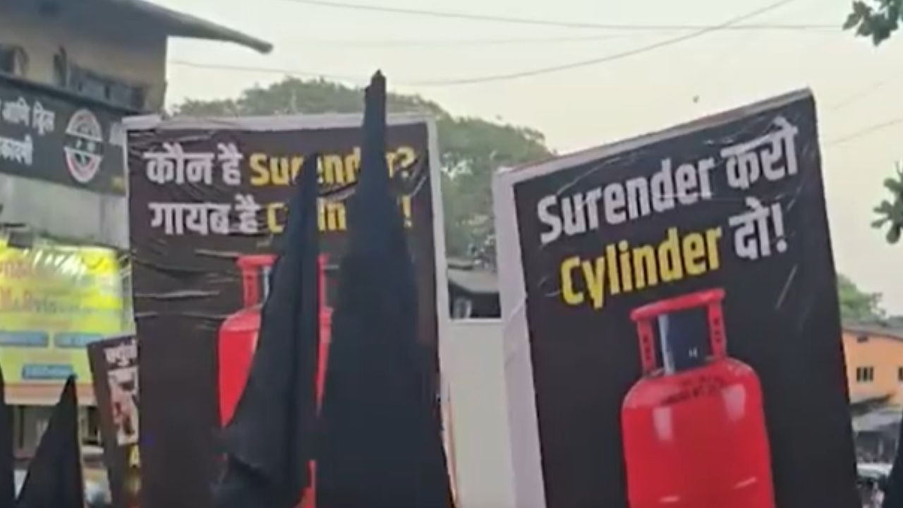 Mumbai :  काळे झेंडे, डोक्यावर सिलेंडर, शिवसेनेचा गॅस तुटवड्यावर आक्रमक निषेध