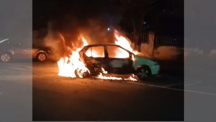 Burning Car : नागपूर हादरलं! भरधाव कारने अचानक घेतला पेट; दरवाजे लॉक झाले अन् पुढं जे घडलं… VIDEO VIRAL