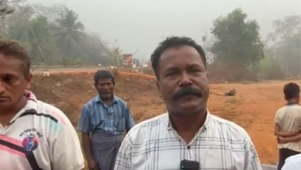 SINDHUDURG : वेताळ बांबर्डे पुलावर मर्सिडीज कार १० फूट दरीत कोसळली