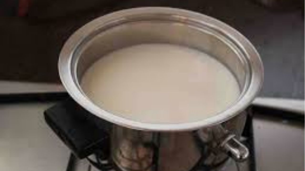 Uttar Pradesh Crime: खेळता खेळता आईच्या पायाला मिठी, क्षणात घडला अपघात; उकळत्या दुधाने 2 वर्षीय चिमुरड्याचा मृत्यू