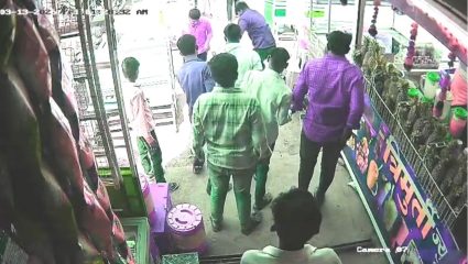 Beed Crime: ‘बाजूला हो’ म्हणल्याचा राग; बीडमध्ये हॉटेल वेटरला अमानुष मारहाण, CCTV समोर