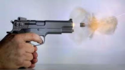 Pune Crime: पुण्यात पिस्तूल दाखवताना गोळी सुटली; अल्पवयीन मुलगा जखमी, तिघे अटकेत