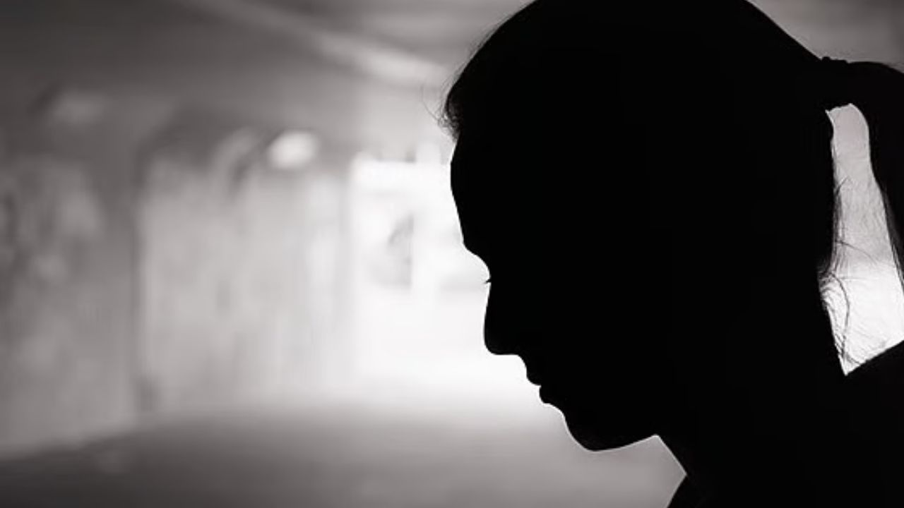 ब्युटी पार्लरच्या बहाण्याने वारंवार अत्याचार, पतीसोबत पत्नी-भावाचाही सहभाग; भयंकर प्रकार उघड