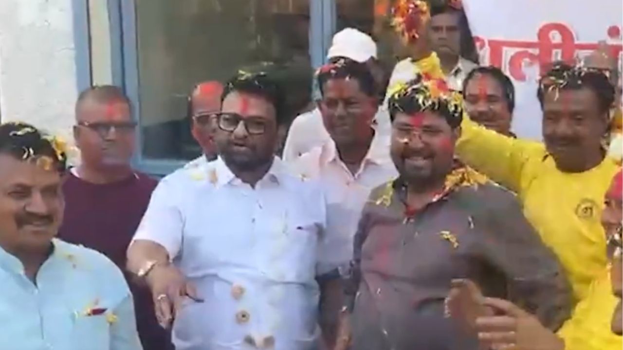 JALNA : फुलांची उधळण, डफड्यावर ठेका पाहा आ. अर्जुन खोतकरांची अनोखी होळी