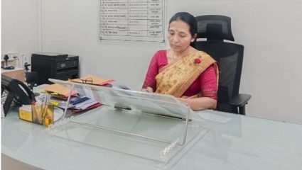 Womens Day 2026 : खेडेगावात 10 किमी पायपीट करत घेतले शिक्षण; आज डॉ. बोराडे सांभाळत आहेत पुणे शहराच्या आरोग्य व्यवस्थेची धुरा