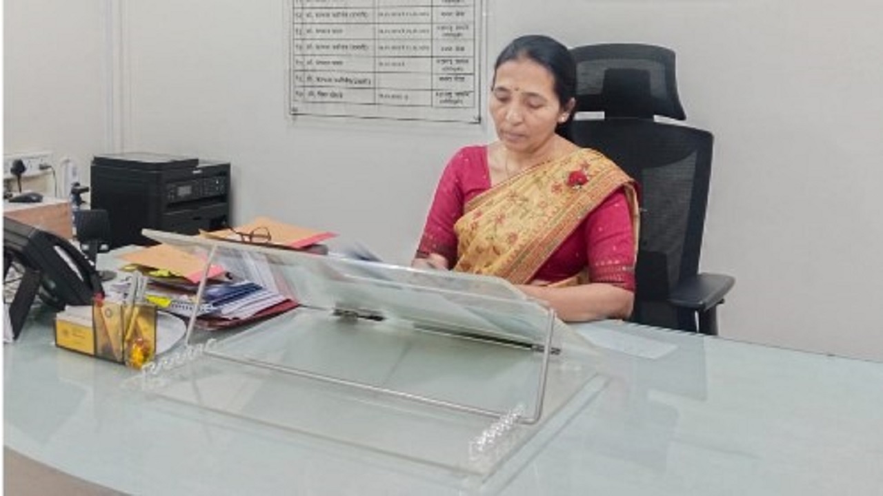 Womens Day 2026 : खेडेगावात 10 किमी पायपीट करत घेतले शिक्षण; आज डॉ. बोराडे सांभाळत आहेत पुणे शहराच्या आरोग्य व्यवस्थेची धुरा