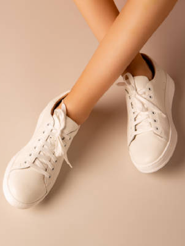 पांढरे बूट पिवळे झालेत? मग वापरा 'या' 5 गोष्टी