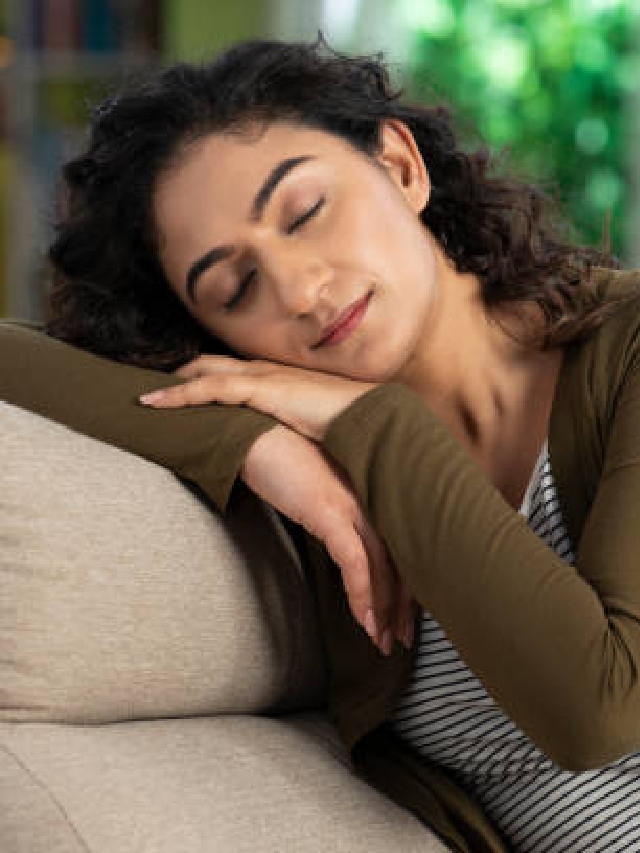 थकवा दूर करण्यासाठी दुपारची झोप का आहे आवश्यक?