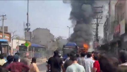 DTC च्या अनियंत्रित बसने थेट 3 जणांना उडवले; जमावाने थेट आगच लावली अन्…, Video Viral